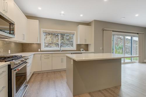 788 Acadia Street, Kelowna, BC - Indoor Photo Showing Kitchen With Upgraded Kitchen