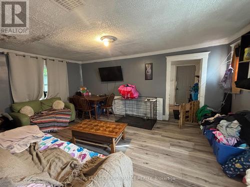 345 Gloucester St N Street N, Cornwall, ON - Indoor Photo Showing Living Room