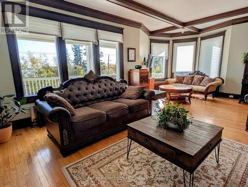 702 Rorke Avenue, Temiskaming Shores (Haileybury), ON - Indoor Photo Showing Living Room
