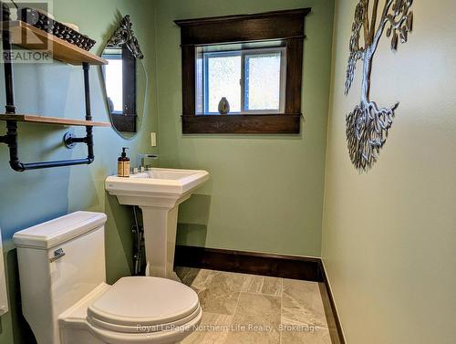 702 Rorke Avenue, Temiskaming Shores (Haileybury), ON - Indoor Photo Showing Bathroom
