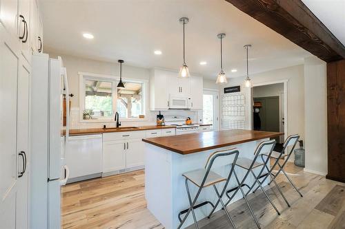 8 Ravenhill Drive, Kleefeld, MB - Indoor Photo Showing Kitchen With Double Sink With Upgraded Kitchen