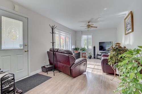 Vue - 2 2E Avenue, Saint-Thomas, QC - Indoor Photo Showing Living Room