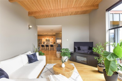 142-2300 Mansfield Dr, Courtenay, BC - Indoor Photo Showing Living Room