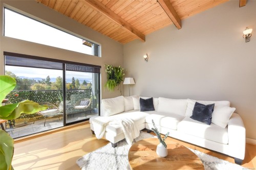 142-2300 Mansfield Dr, Courtenay, BC - Indoor Photo Showing Living Room