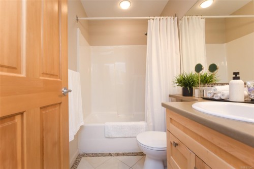 142-2300 Mansfield Dr, Courtenay, BC - Indoor Photo Showing Bathroom