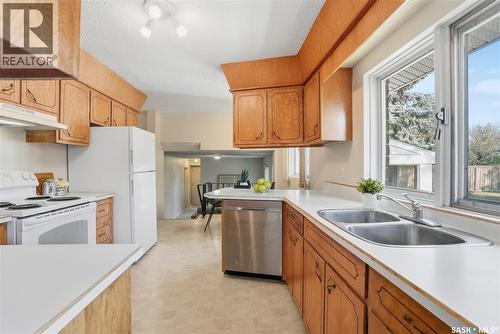 1333 Arlington Avenue, Saskatoon, SK - Indoor Photo Showing Kitchen With Double Sink