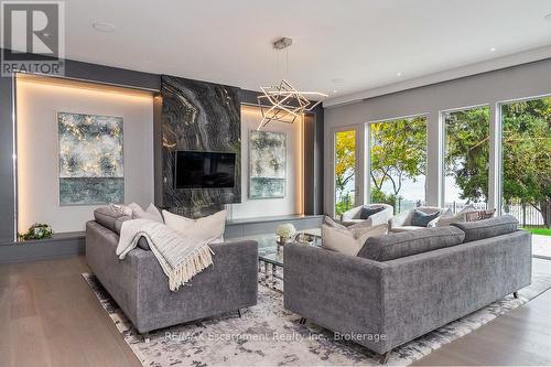 2250 Chancery Lane W, Oakville (Fd Ford), ON - Indoor Photo Showing Living Room