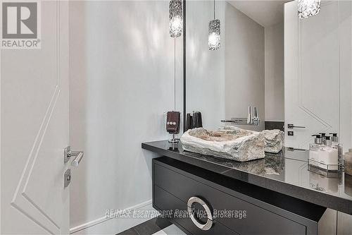 2250 Chancery Lane W, Oakville (Fd Ford), ON - Indoor Photo Showing Bathroom