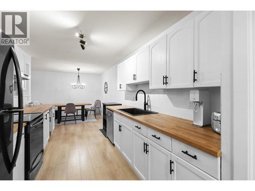 3854 Gordon Drive Unit# 285, Kelowna, BC - Indoor Photo Showing Kitchen