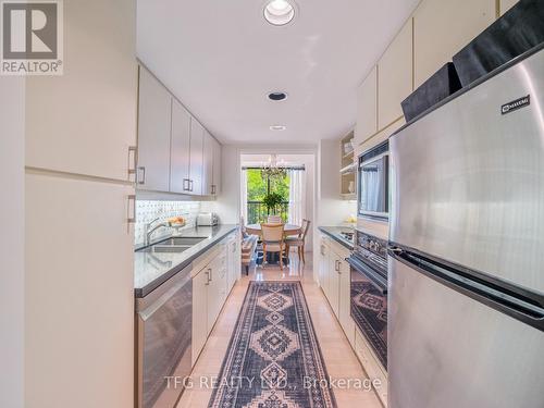 610 - 100 Lakeshore Road E, Oakville (Oo Old Oakville), ON - Indoor Photo Showing Kitchen With Double Sink