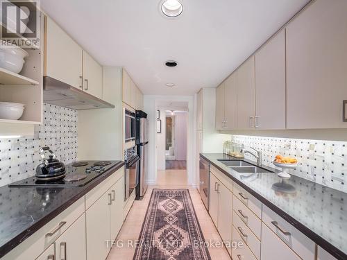 610 - 100 Lakeshore Road E, Oakville (Oo Old Oakville), ON - Indoor Photo Showing Kitchen With Double Sink With Upgraded Kitchen