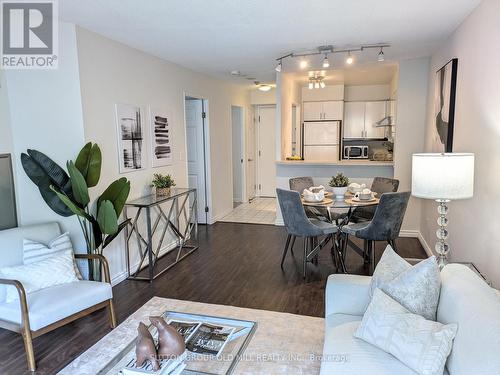 907 - 7 Carlton Street, Toronto, ON - Indoor Photo Showing Living Room