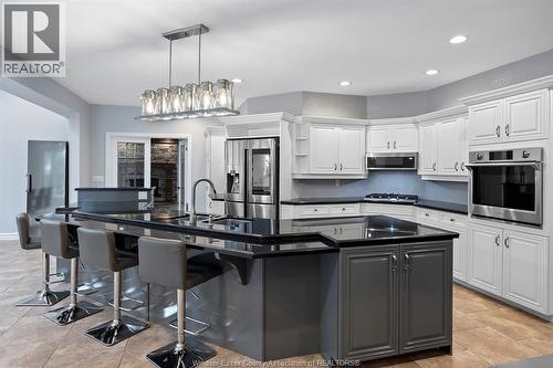 15 Fasan Crescent, Tecumseh, ON - Indoor Photo Showing Kitchen With Upgraded Kitchen