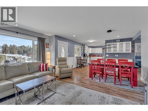 350 Pine Street, Princeton, BC - Indoor Photo Showing Living Room