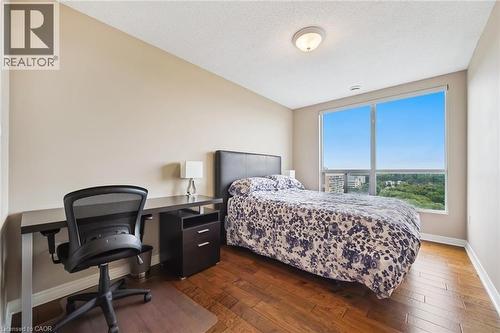 Bedroom featuring hardwood / wood-style flooring, a textured ceiling, and an office area - 255 Keats Way Unit# 1303, Waterloo, ON - Indoor Photo Showing Bedroom