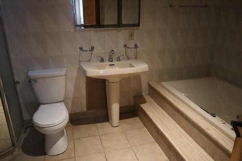 Bathroom - 1021  - 1023 Rue Dutrisac, Montréal (Saint-Laurent), QC - Indoor Photo Showing Bathroom