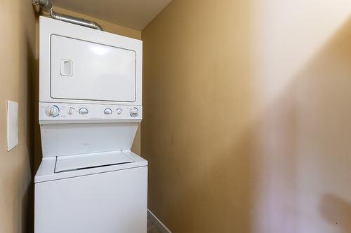 306-135 Ziprick Road, Kelowna, BC - Indoor Photo Showing Laundry Room