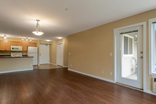 306-135 Ziprick Road, Kelowna, BC - Indoor Photo Showing Kitchen