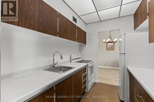 517 - 196 Scott Street, St. Catharines (Fairview), ON - Indoor Photo Showing Kitchen