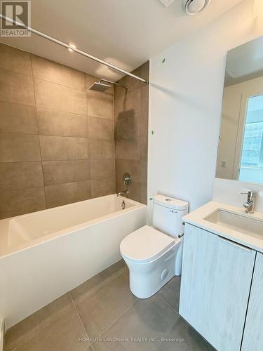 4915 - 8 Wellesley Street W, Toronto, ON - Indoor Photo Showing Bathroom