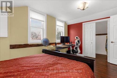 Primary bedroom with walk in closet - 3384 Johnson Street, Lincoln (Lincoln-Jordan/Vineland), ON - Indoor Photo Showing Bedroom
