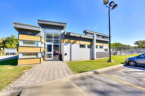 Bibliothèque - 206-603 Rue Robert-Élie, Laval (Laval-Des-Rapides), QC - Outdoor
