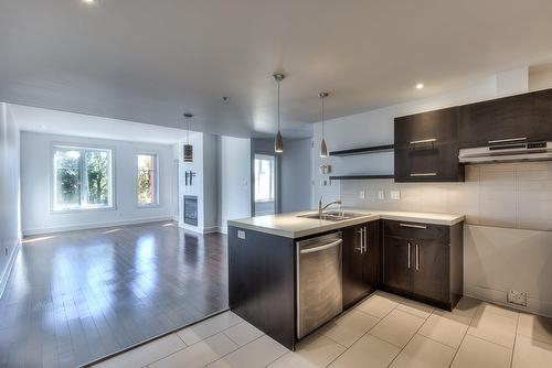 Kitchen - 301-1335 Rue Graveline, Laval (Sainte-Dorothée), QC - Indoor Photo Showing Kitchen With Double Sink With Upgraded Kitchen