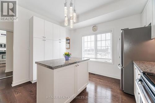 22 Mcdevitt Lane, Caledon, ON - Indoor Photo Showing Kitchen With Upgraded Kitchen