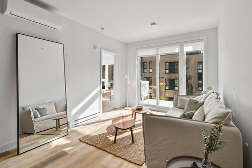 Living room - 205-2121 Av. Papineau, Montréal (Ville-Marie), QC - Indoor Photo Showing Living Room