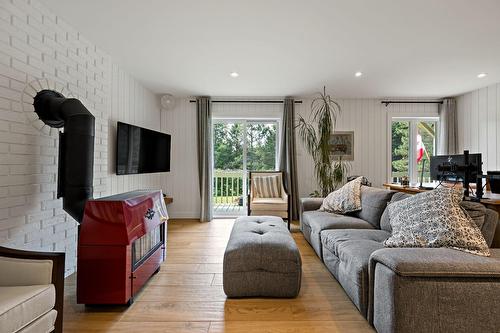Living room - 144 Rue Richer, Mont-Tremblant, QC - Indoor Photo Showing Living Room
