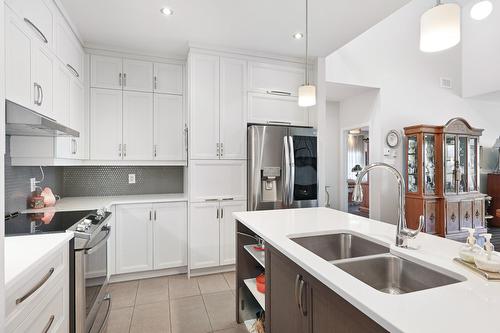 Cuisine - 305-331 Av. De Venise O., Venise-En-Québec, QC - Indoor Photo Showing Kitchen With Double Sink With Upgraded Kitchen