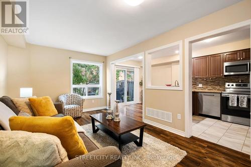 3953 Freeman Terrace, Mississauga, ON - Indoor Photo Showing Living Room