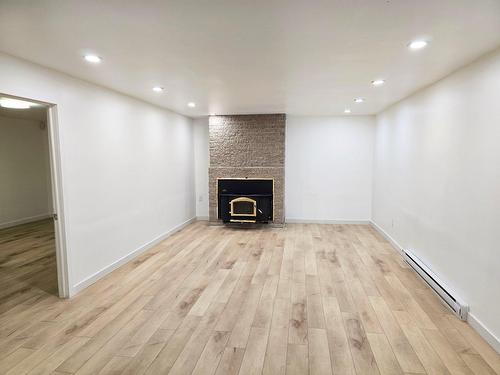 Salle familiale - 15 Rue De Montevideo, Kirkland, QC - Indoor With Fireplace