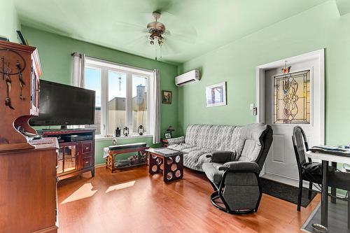 Living room - 24  - 26 Rue Court, Coaticook, QC - Indoor Photo Showing Other Room