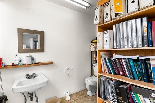 Powder room - 24  - 26 Rue Court, Coaticook, QC - Indoor Photo Showing Bathroom