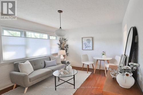 1088 Cherriebell Road, Mississauga, ON - Indoor Photo Showing Living Room