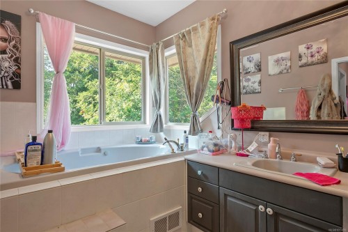 8856 Mclarey Ave, Black Creek, BC 