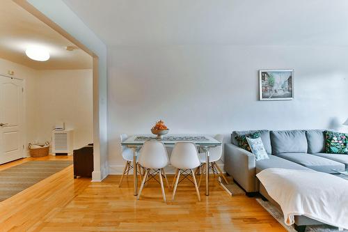 Salon - 18-5820 Place Decelles, Montréal (Côte-Des-Neiges/Notre-Dame-De-Grâce), QC - Indoor