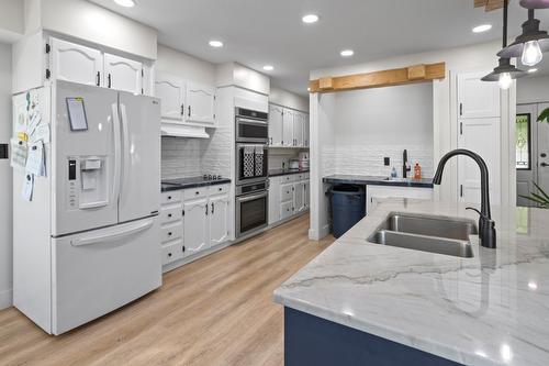 730 Canyon-Lister Road, Lister, BC - Indoor Photo Showing Kitchen With Double Sink With Upgraded Kitchen