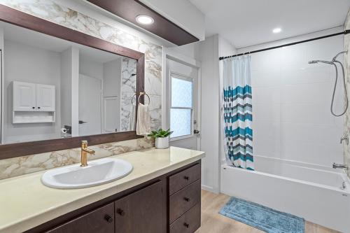 730 Canyon-Lister Road, Lister, BC - Indoor Photo Showing Bathroom