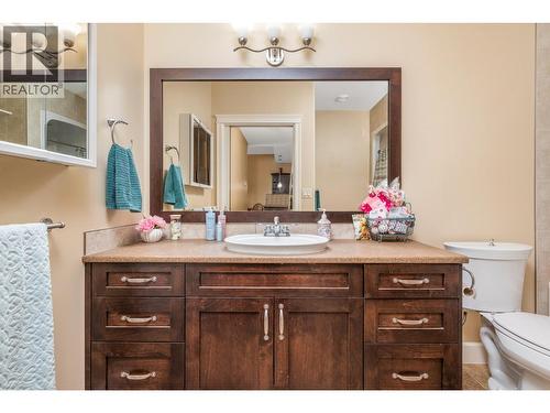 9100 Mackie Drive Unit# 212, Coldstream, BC - Indoor Photo Showing Bathroom