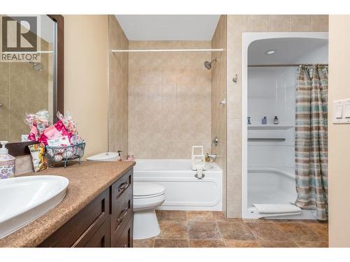 9100 Mackie Drive Unit# 212, Coldstream, BC - Indoor Photo Showing Bathroom
