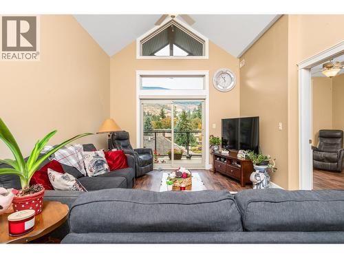 9100 Mackie Drive Unit# 212, Coldstream, BC - Indoor Photo Showing Living Room