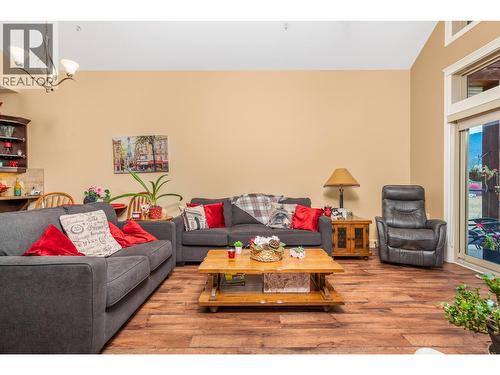 9100 Mackie Drive Unit# 212, Coldstream, BC - Indoor Photo Showing Living Room