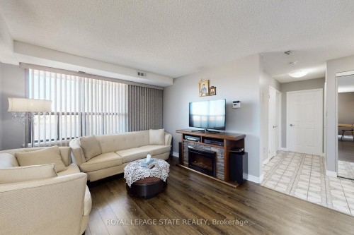 1002-432 Main Street, Hamilton, ON - Indoor Photo Showing Living Room