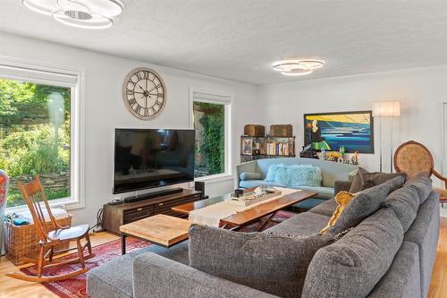 230 6 Street, Salmon Arm, BC - Indoor Photo Showing Living Room