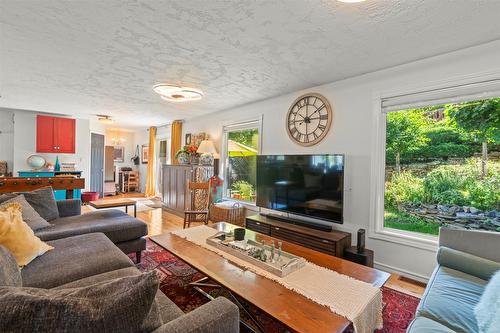 230 6 Street, Salmon Arm, BC - Indoor Photo Showing Living Room