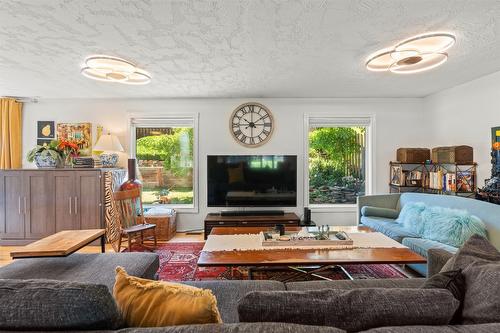 230 6 Street, Salmon Arm, BC - Indoor Photo Showing Living Room