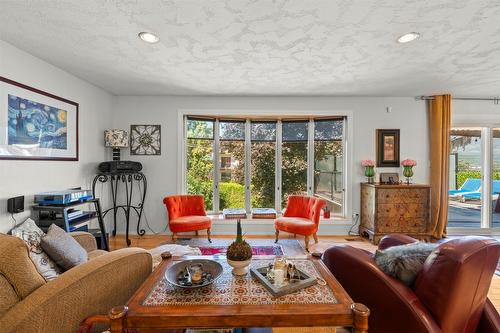 230 6 Street, Salmon Arm, BC - Indoor Photo Showing Living Room