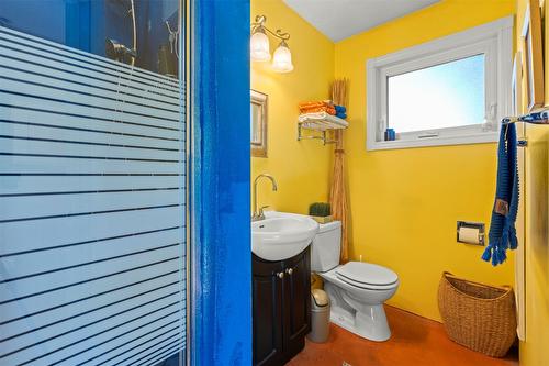 230 6 Street, Salmon Arm, BC - Indoor Photo Showing Bathroom